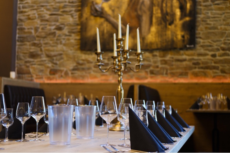 Bedruckte Servietten mit Logo stärken Markenbild, Hygiene und Ambiente im Restaurant. Materialien, Design- und Nachhaltigkeitstipps für die Gastronomie